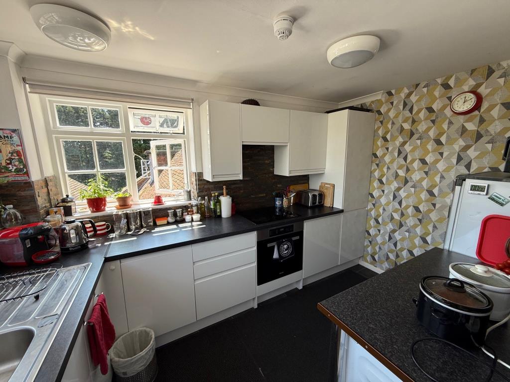 Lot: 102 - PUBLIC HOUSE - Living accommodation with modern fitted kitchen